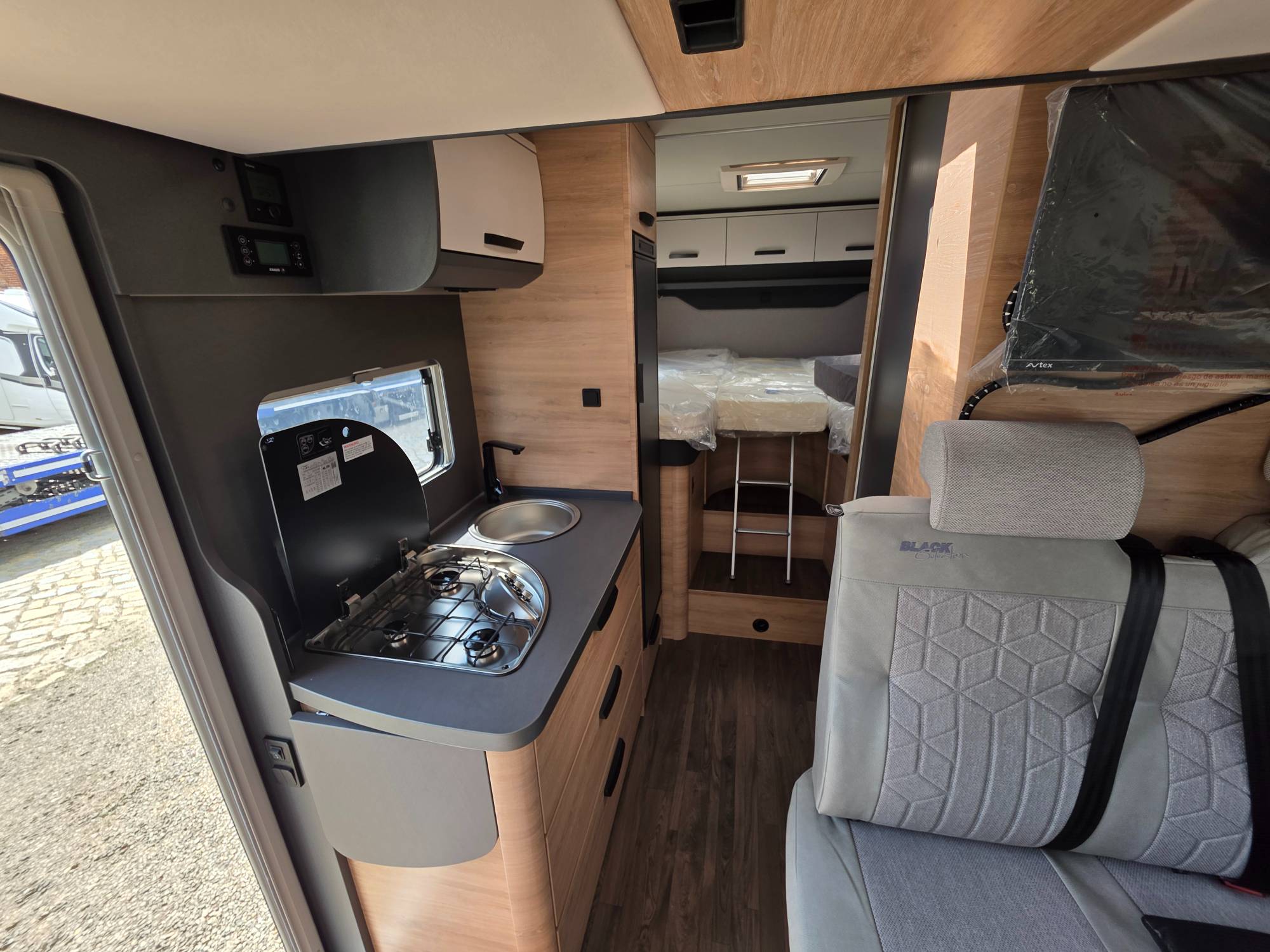KNAUS L!VE WAVE 650 MEG BLACK SELECTION