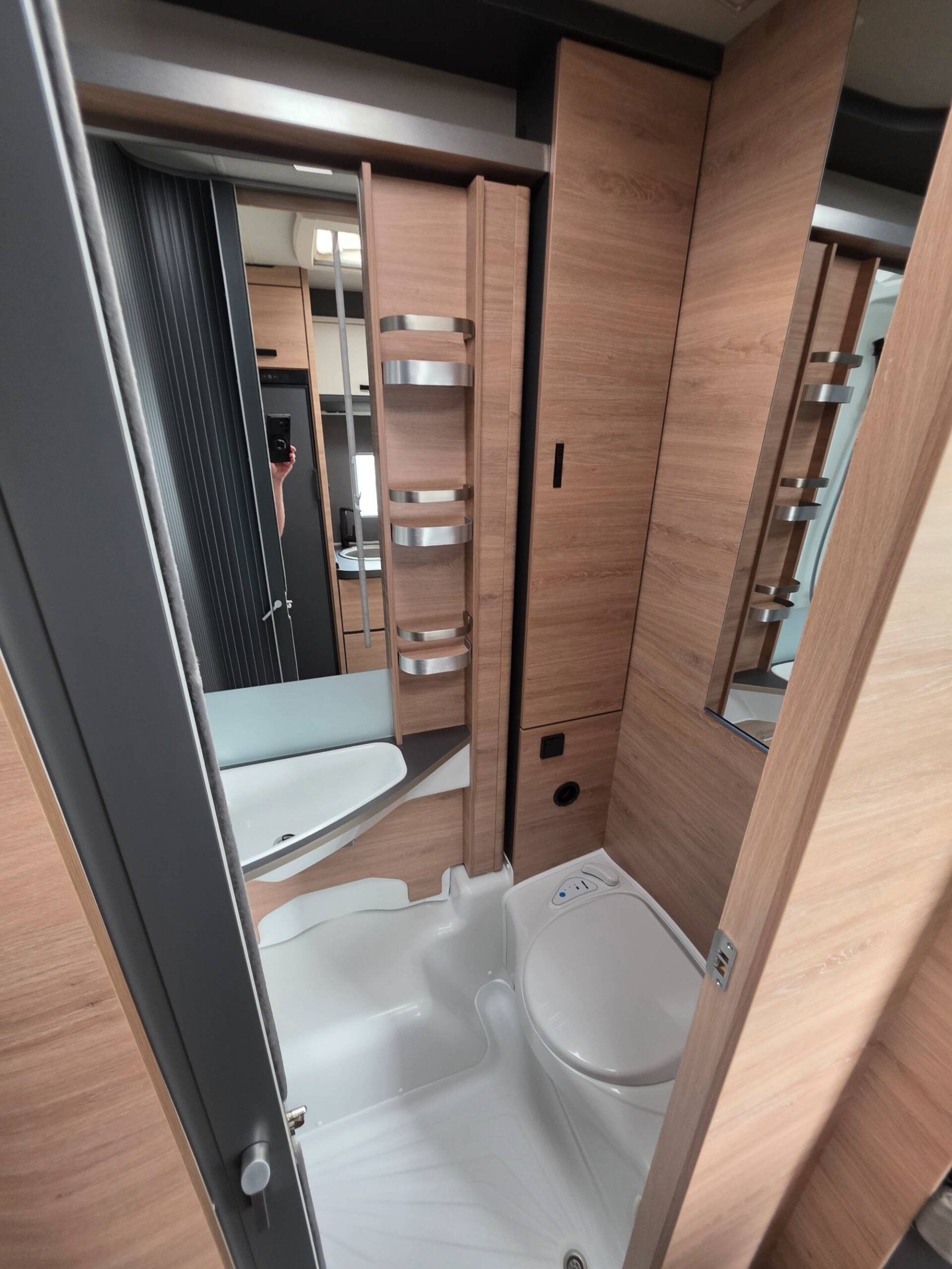 KNAUS L!VE WAVE 650 MEG BLACK SELECTION