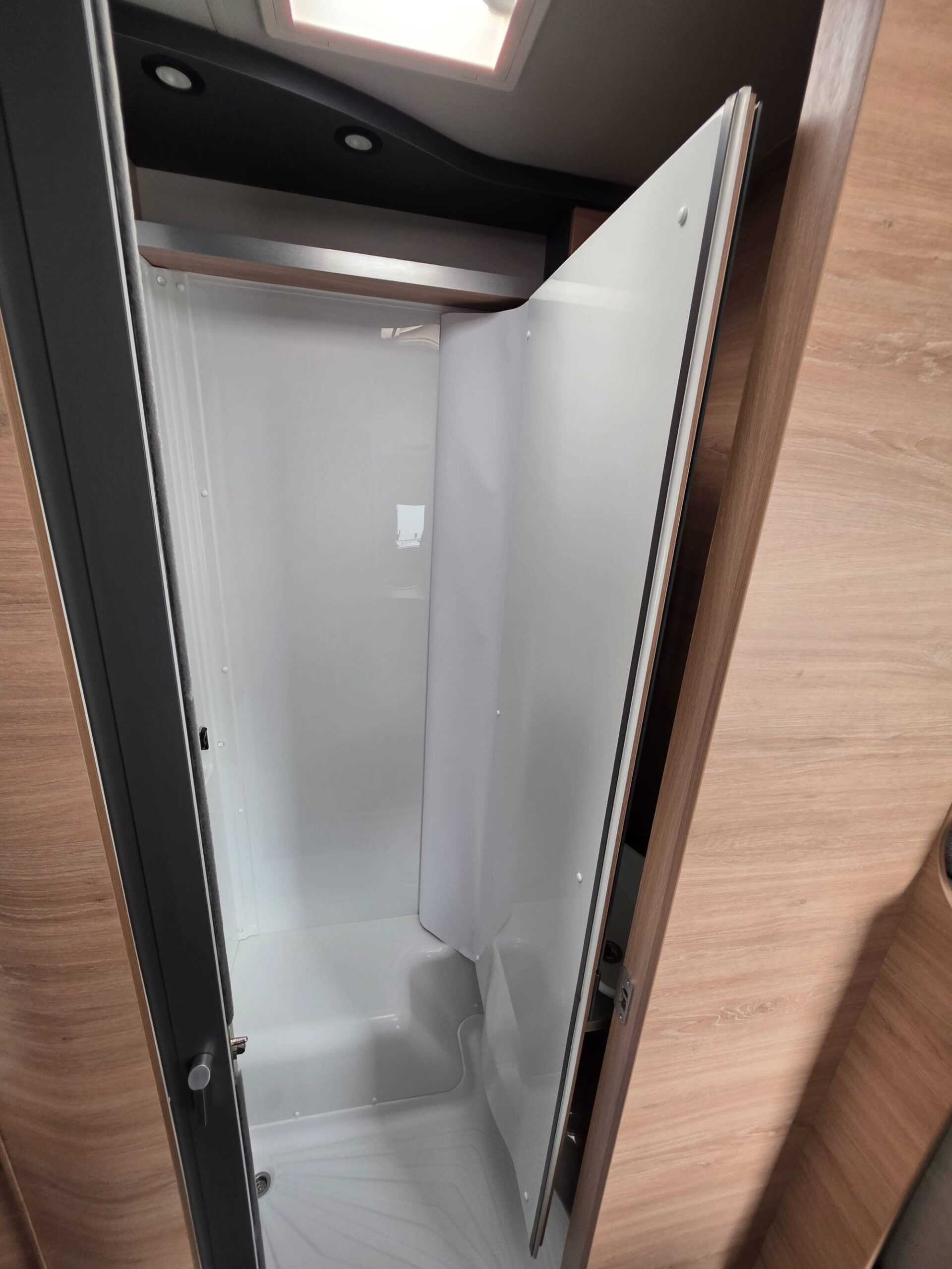 KNAUS L!VE WAVE 650 MEG BLACK SELECTION