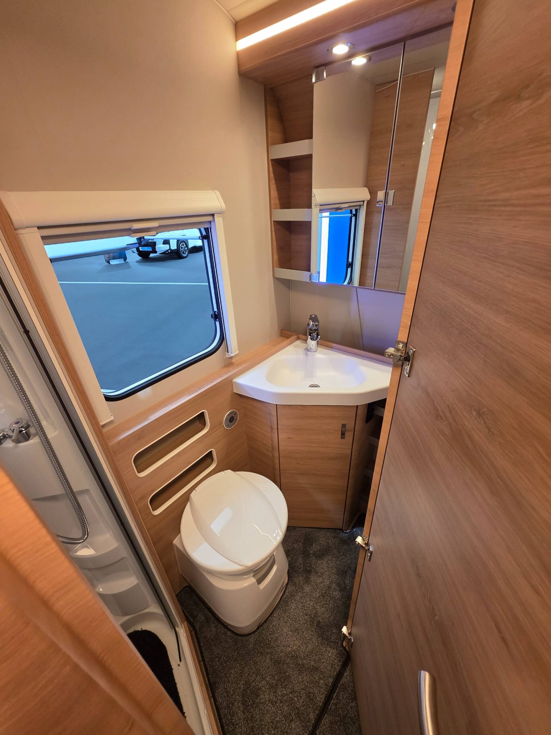 KNAUS SÜDWIND 500 QDK BLACK SELECTION