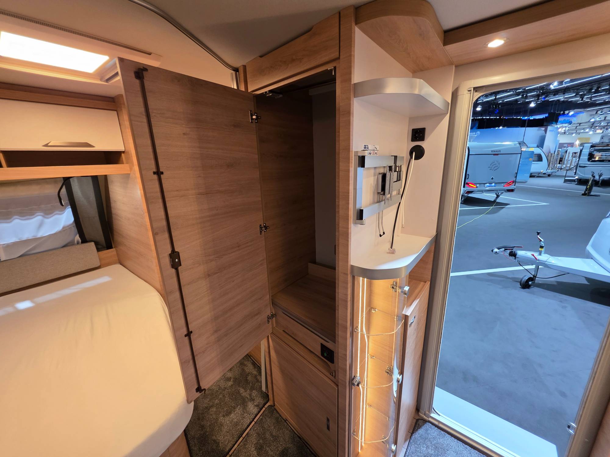 KNAUS SÜDWIND 450 FU BLACK SELECTION