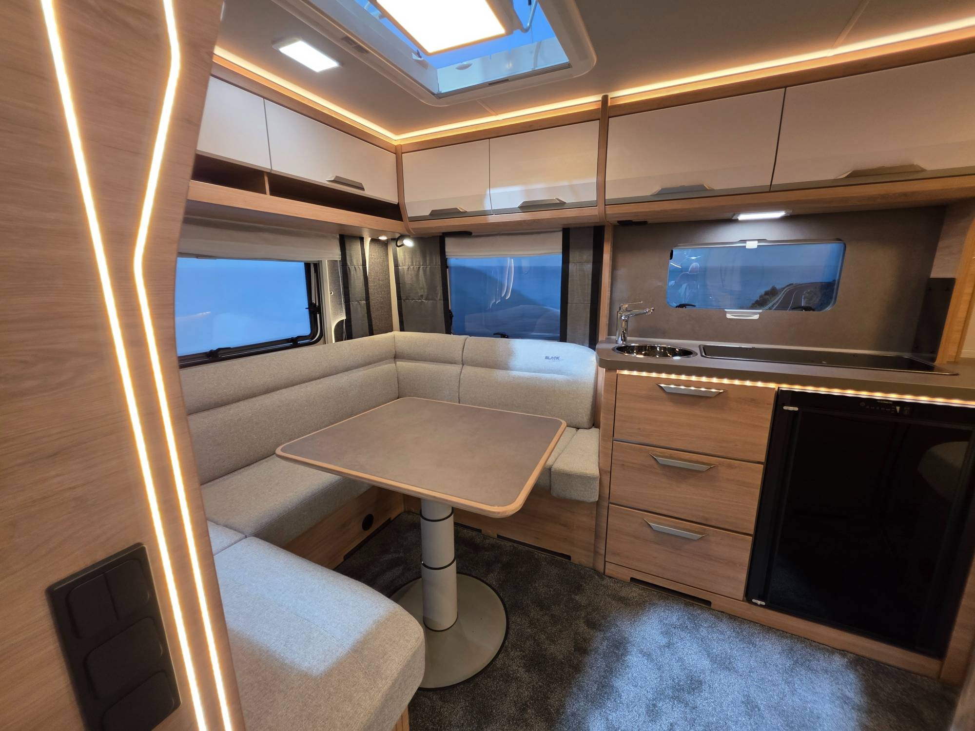 KNAUS SÜDWIND 450 FU BLACK SELECTION
