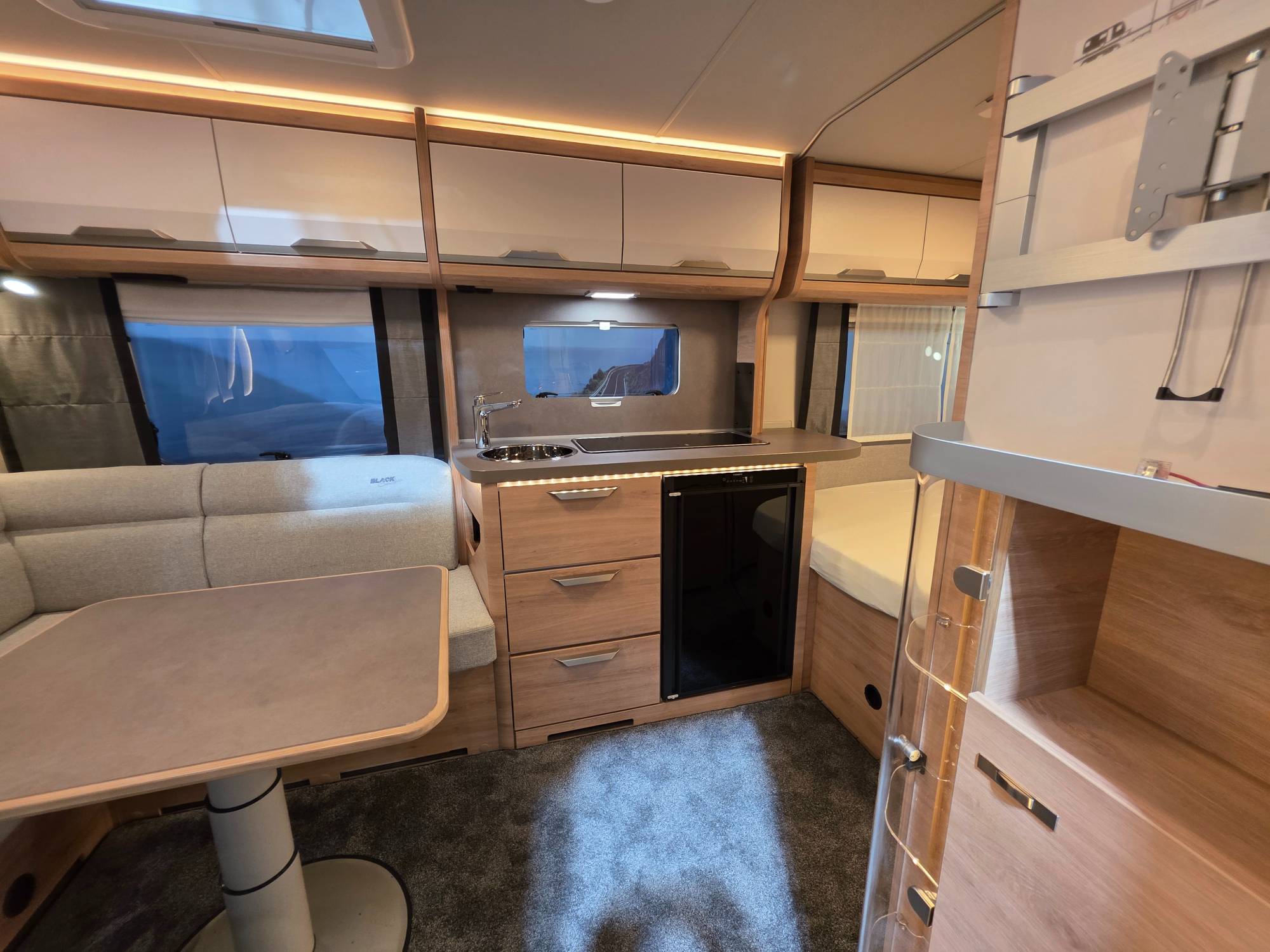KNAUS SÜDWIND 450 FU BLACK SELECTION