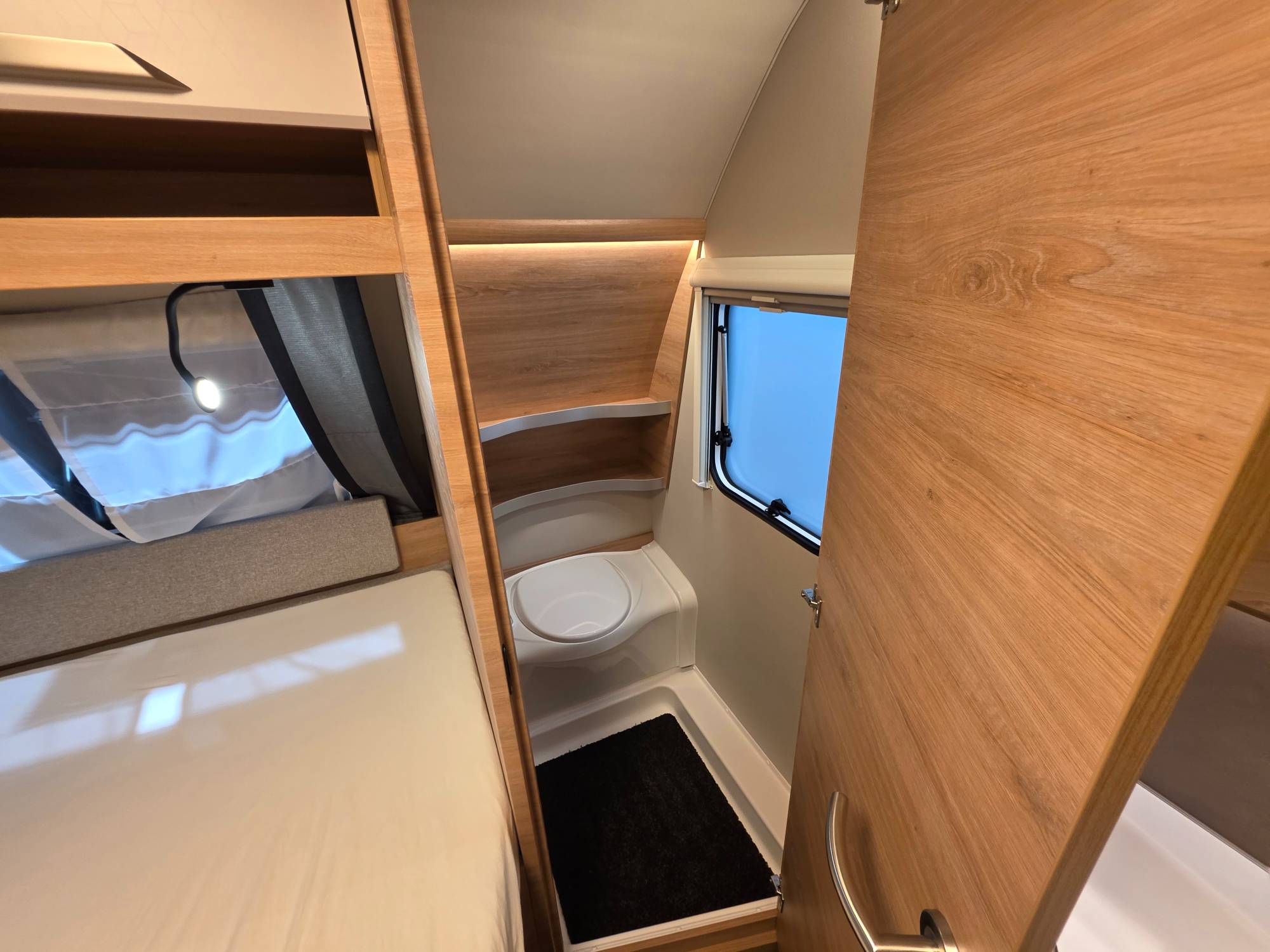 KNAUS SÜDWIND 450 FU BLACK SELECTION