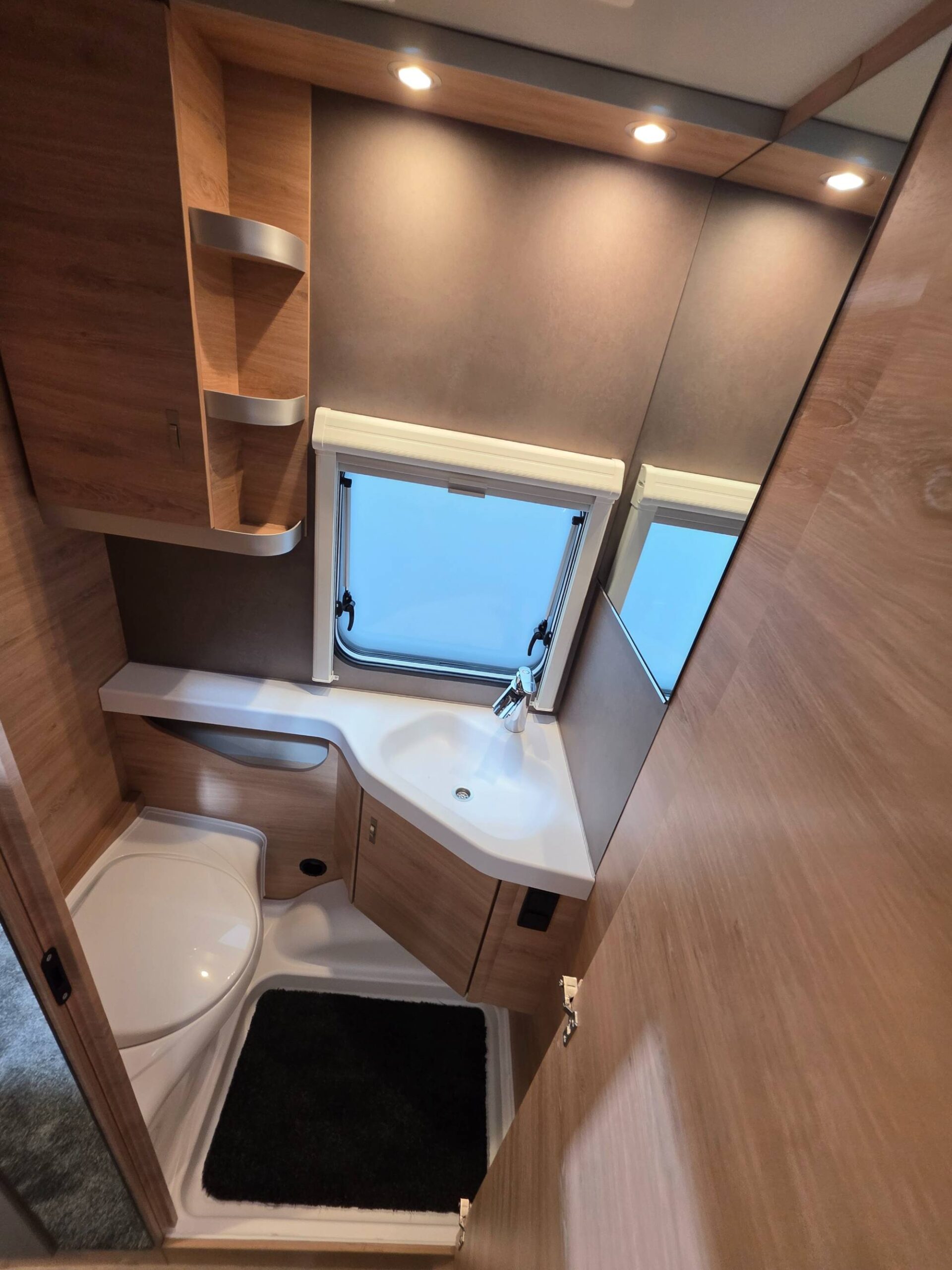 KNAUS SÜDWIND 460 EU BLACK SELECTION