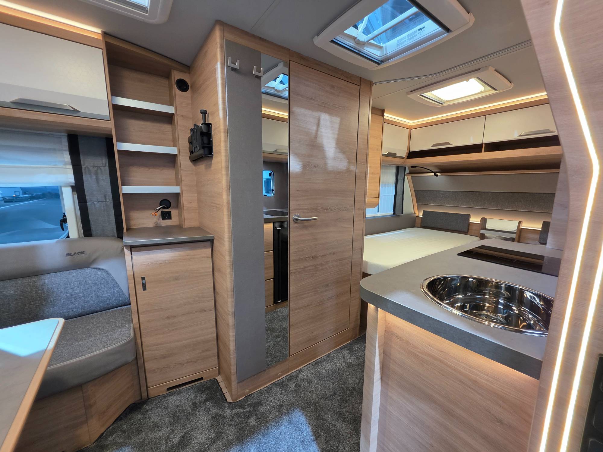 KNAUS SÜDWIND 460 EU BLACK SELECTION