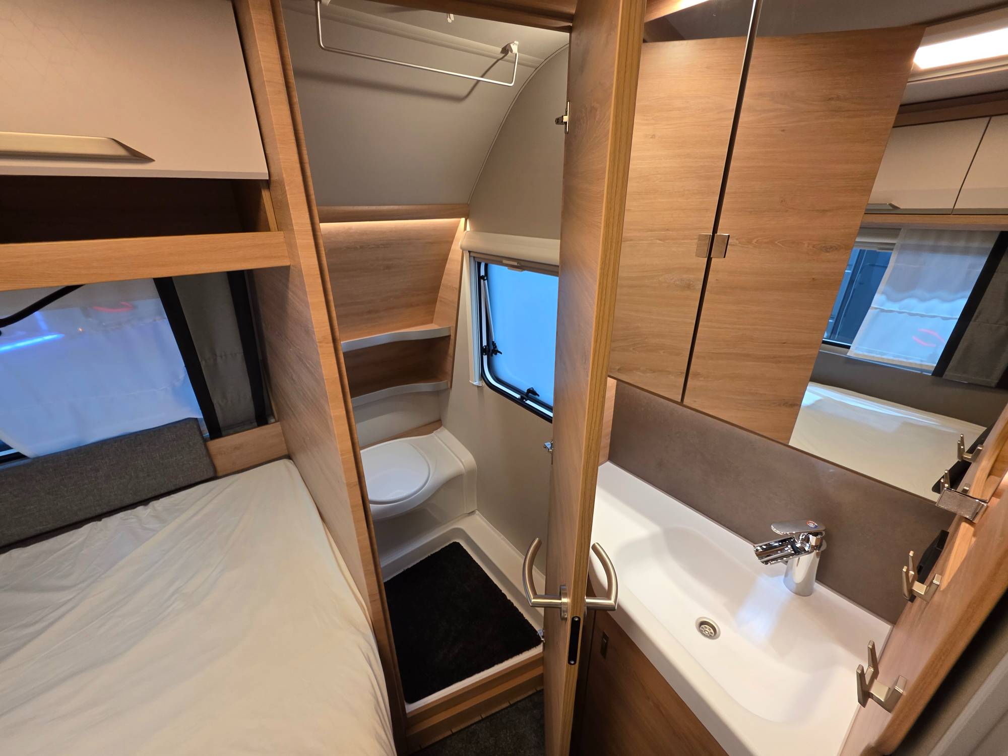 KNAUS SÜDWIND 540 FDK BLACK SELECTION