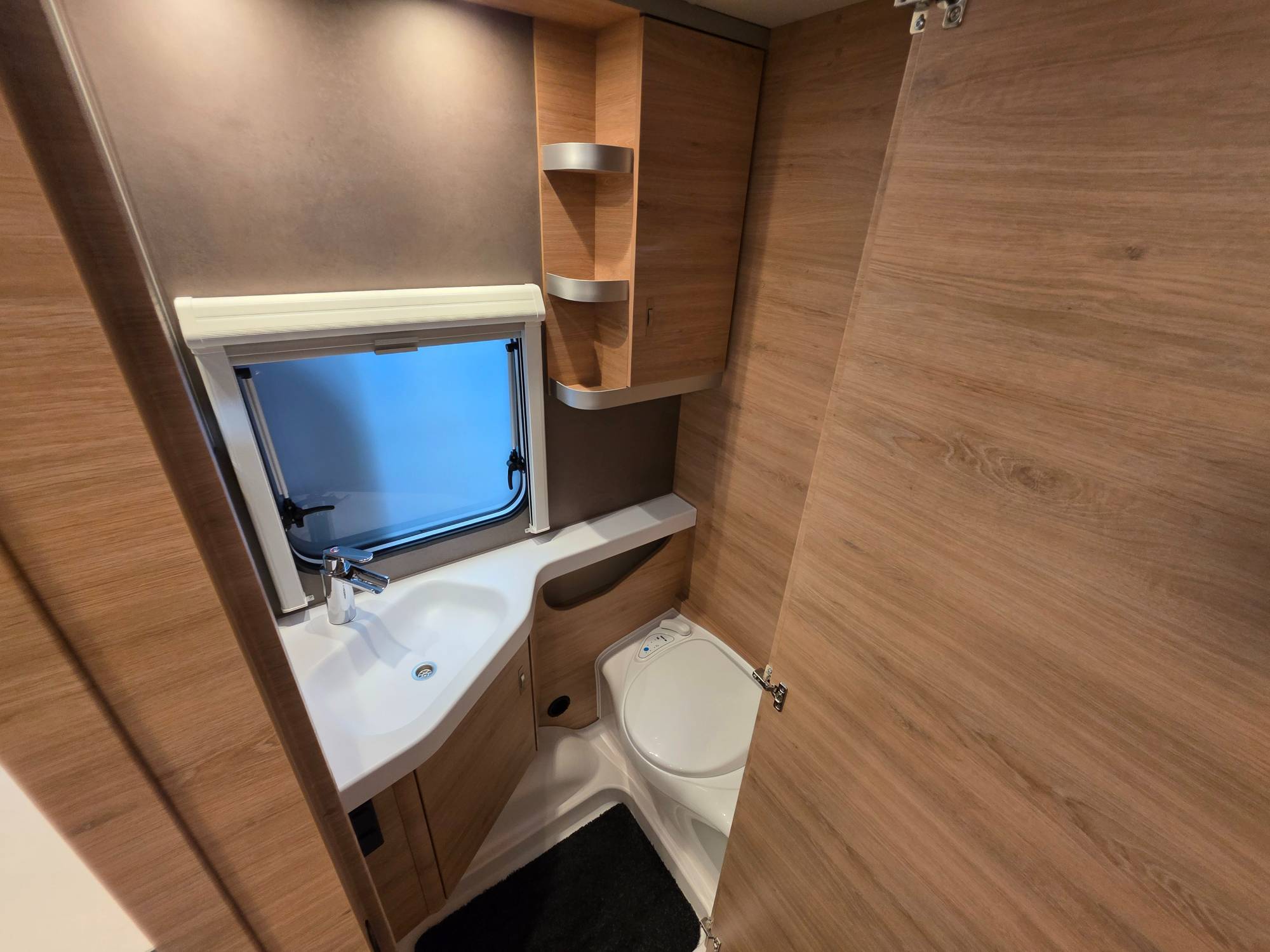 KNAUS SÜDWIND 540 UE BLACK SELECTION