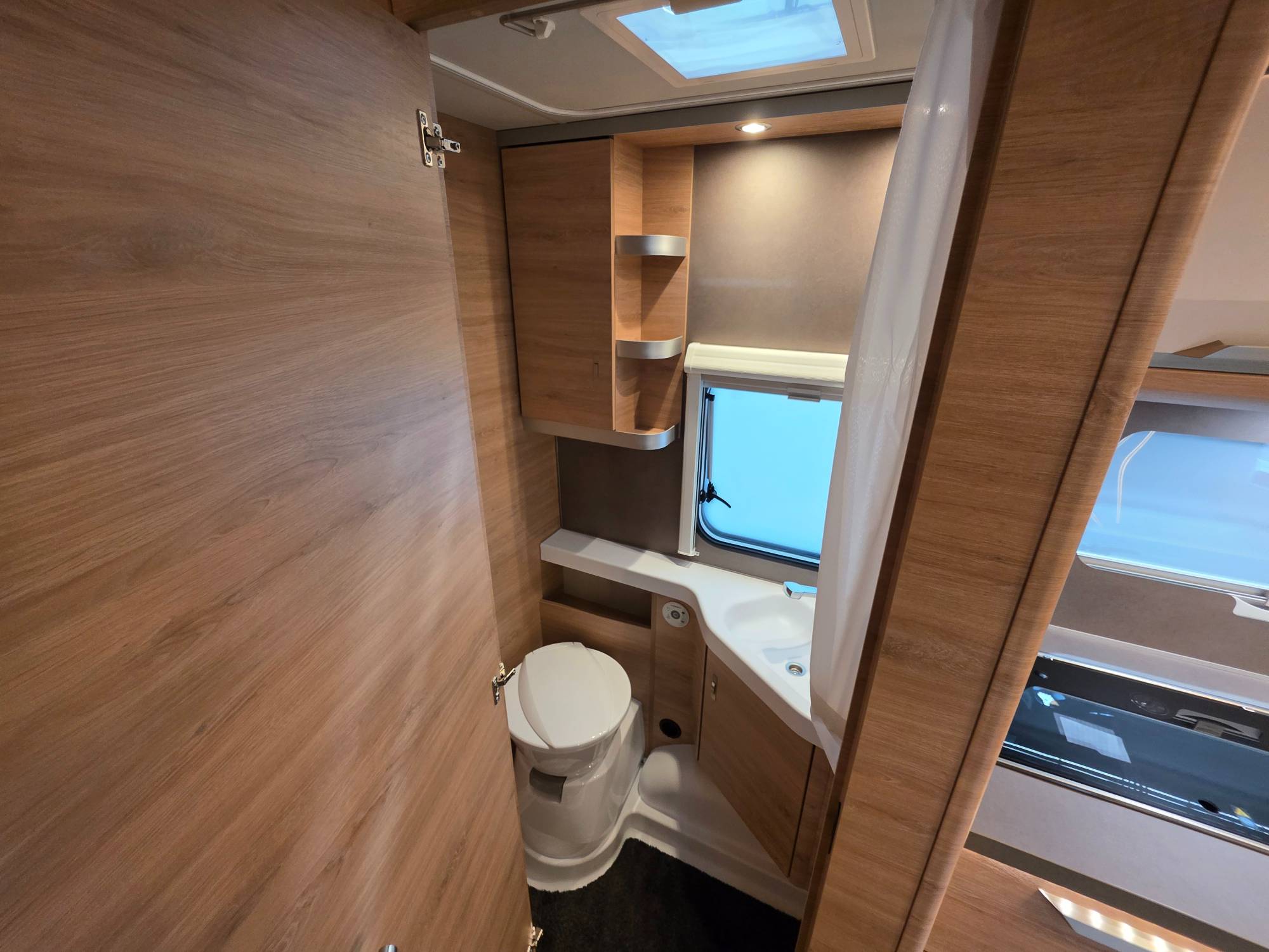 KNAUS SÜDWIND 580 UK BLACK SELECTION