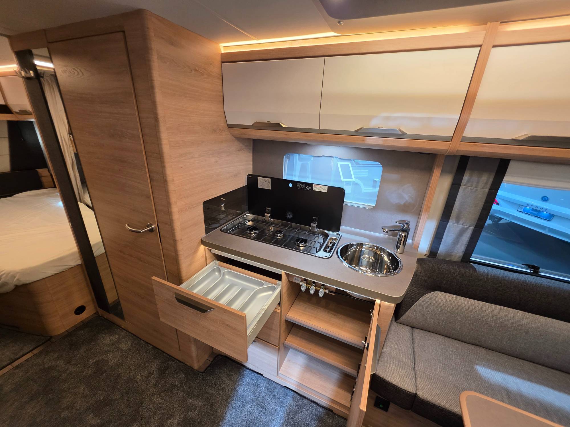 KNAUS SÜDWIND 580 UK BLACK SELECTION