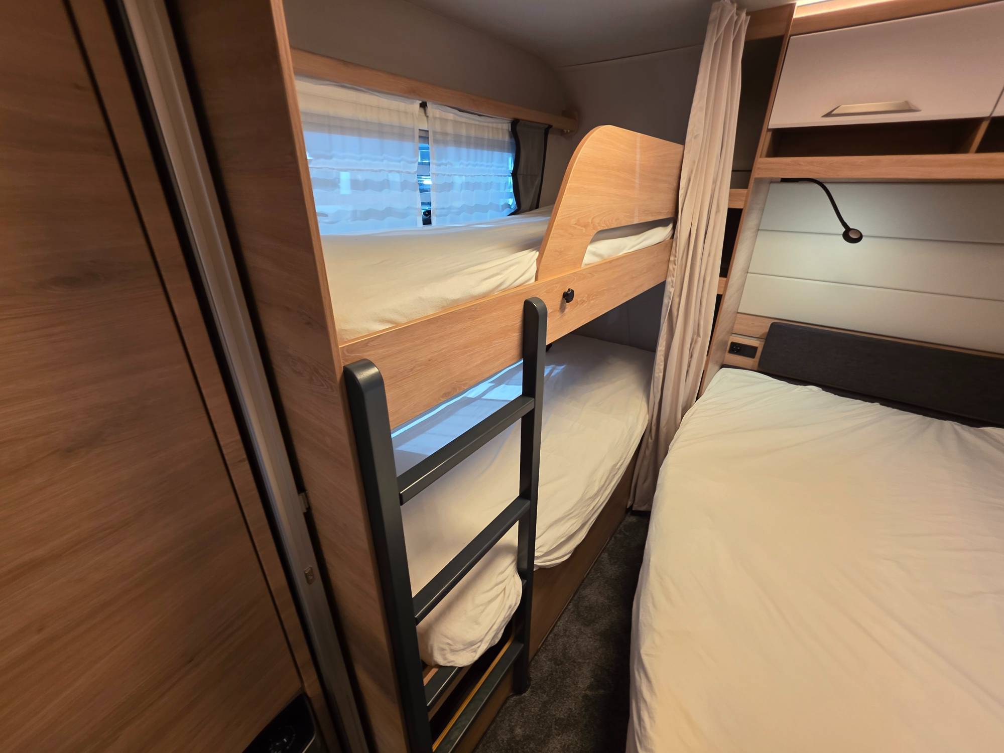 KNAUS SÜDWIND 580 UK BLACK SELECTION