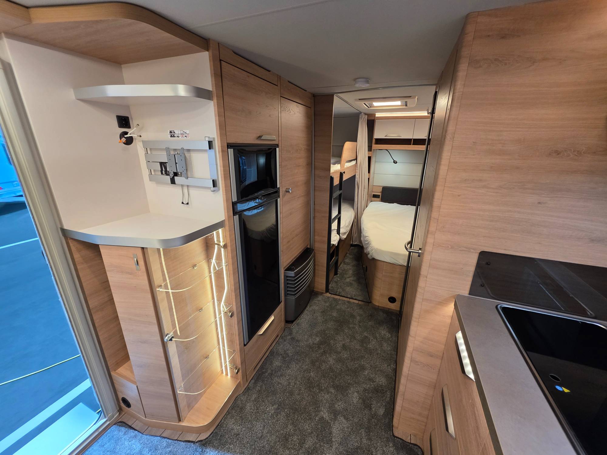 KNAUS SÜDWIND 580 UK BLACK SELECTION