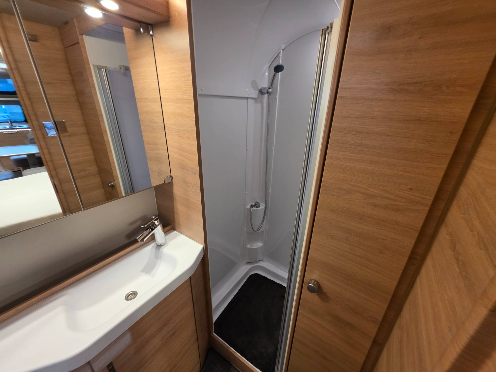 KNAUS SÜDWIND 650 PXB BLACK SELECTION