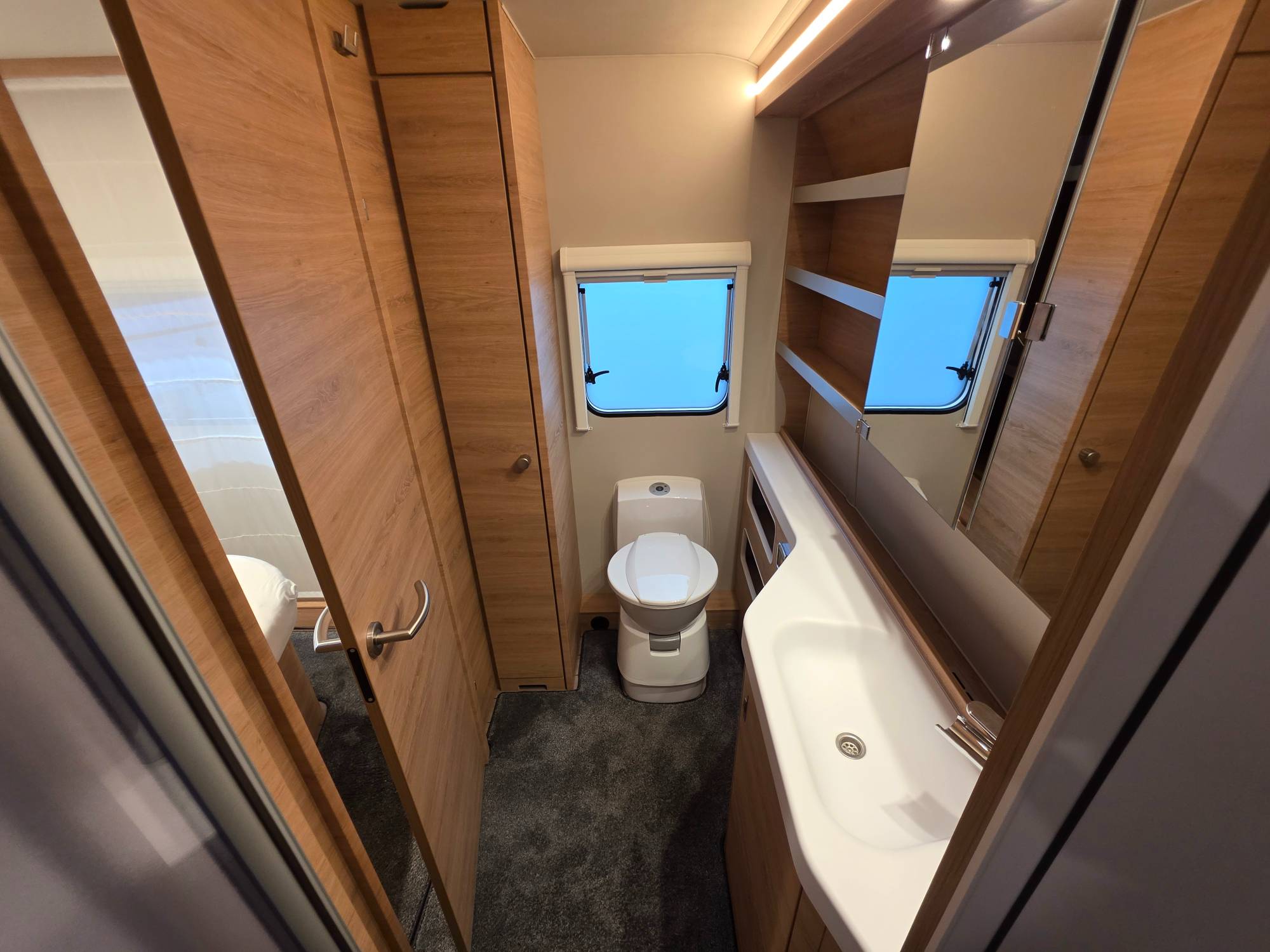 KNAUS SÜDWIND 650 PXB BLACK SELECTION